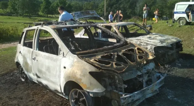 Неизвестные сожгли три автомобиля вблизи военно-патриотического лагеря под Севастополем