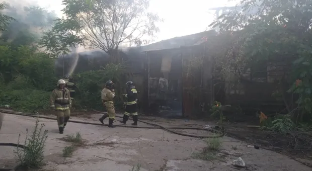 В севастопольском гараже сгорело три машины 
