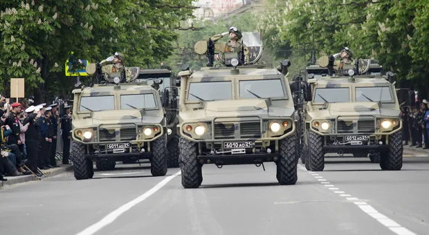 На парад Победы в Севастополе вышли 100 единиц военной техники и легендарные советские машины