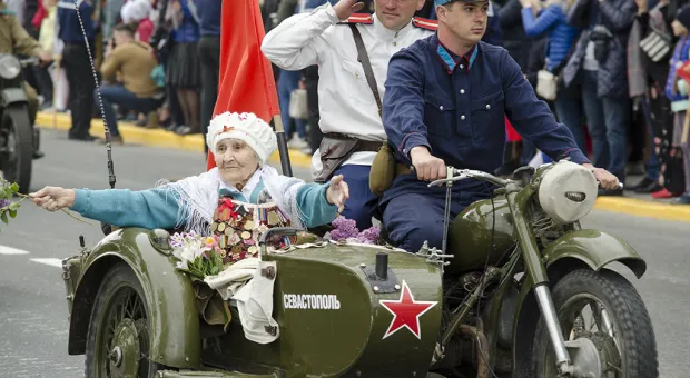 На парад Победы в Севастополе вышли 100 единиц военной техники и легендарные советские машины