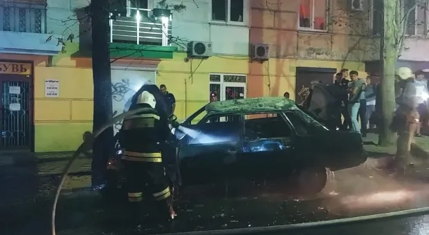 В центре Севастополя сгорел автомобиль 
