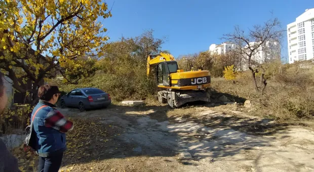 Хозяин дома в Севастополе прорубил к себе персональную дорогу 