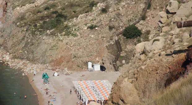 Геолог предсказал обрушение скального массива над пляжем Васили в Севастополе