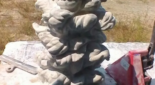 Скульптуру «вежливого человека» в Севастополе сравнили с урнами и кашпо