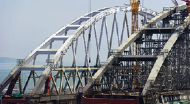 Строители приступили к установке железнодорожной арки Крымского моста