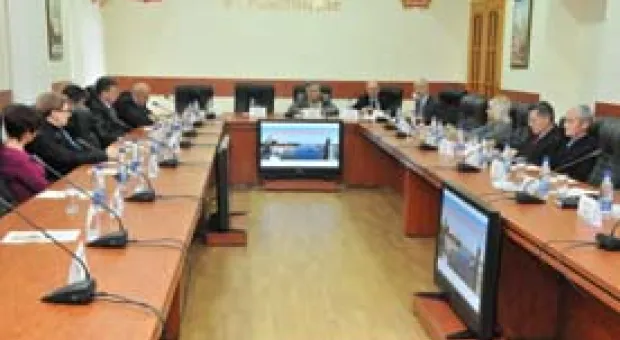 Новости Севастополя - В Севастополе перед зданием городского совета родители и дети протестовали против намерения властей перепрофилировать здание начальной школы в детский сад