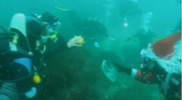 Севастопольские дайверы установили елку на дне моря