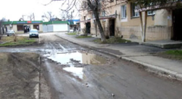 Новости Севастополя - Редактор «Севастопольской газеты» вручила директору КП «ДЭУ» СГС Галкину «Карту ям на дорогах Севастополя»
