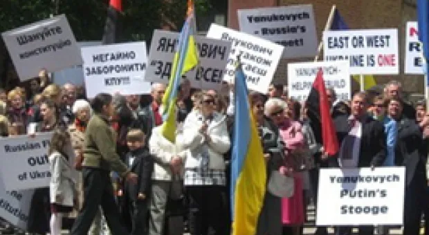 Мировые новости - Табачника отхлестали цветами на глазах у европейских министров