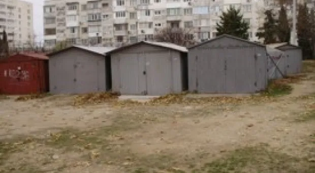 В Гагаринском районе демонтируют гаражи во дворах домов, которые установлены незаконно