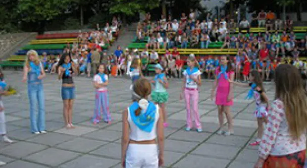 Мировые новости - В Запорожье за сдачу красных флагов дают путевки на море