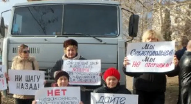 Новости Севастополя - «Ульяновские Дворы»: день простояли и ночь продержимся!Вечерняя хроника.