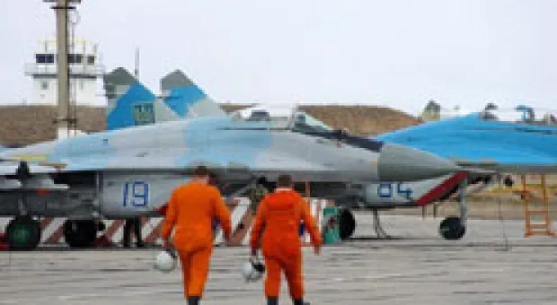 В севастопольском небе провели учения на истребителях