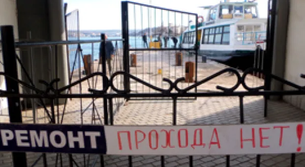 Над Графской пристанью - звук отбойных молотков. Идёт ремонт причала