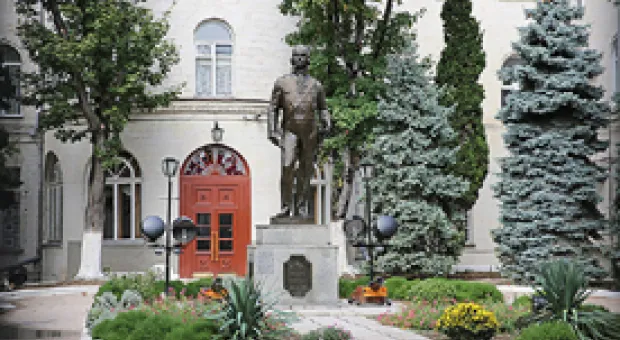 Новости Севастополя - МИД Украины аннулировал диппаспорта экс-премьера Азарова и его сына