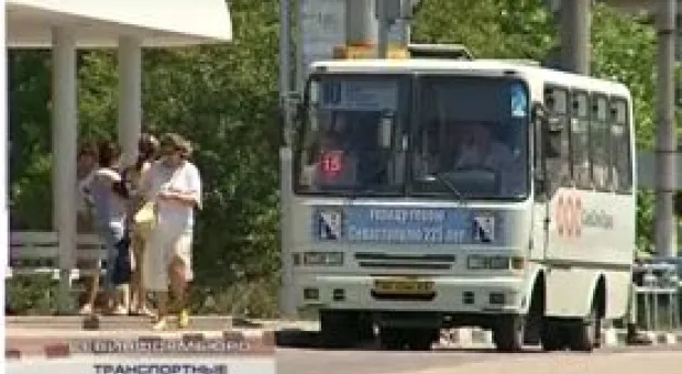 Новости Севастополя - Могильная плита у дороги в центре Севастополя помогает пешеходам не промочить ноги