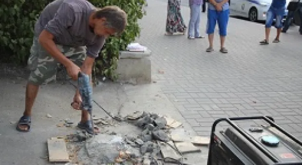 Новости Севастополя - Вице-губернатору Дубовику показали зловонную контейнерную площадку и вручили фотоальбом замусоренного Севастополя