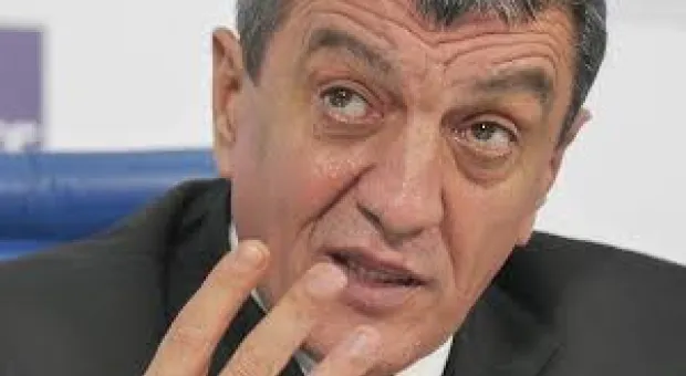 Новости Севастополя - «Лавочки – это хорошо, но долго ли они простоят?» Сквер имени Блюхера в Севастополе понемногу приводят в порядок