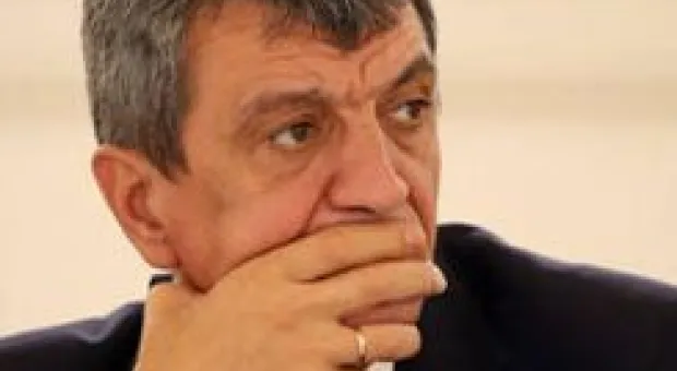 Новости Севастополя - На клумбе в центре Севастополя теперь будет композиция - Российский и Андреевский флаги и Георгиевская лента
