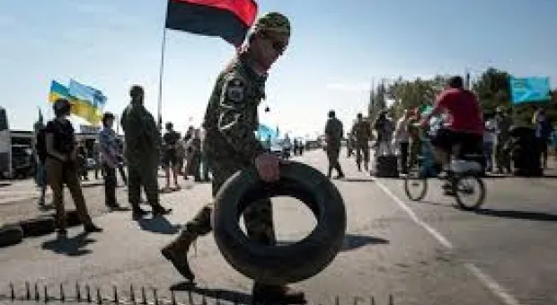 Мировые новости - Авто врезалось в столб, пытаясь уйти от столкновения с джипом