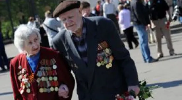 Новости Севастополя - Севастопольские школьники на Братском кладбище сажали цветы и кипарисы