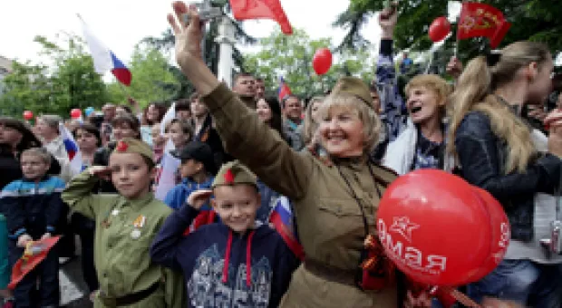 Новости Севастополя - На 35-й Береговой батарее в канун Дня Победы вручили медали и презентовали набор открыток