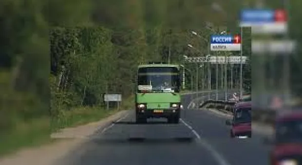 Новости Севастополя - Иномарка врезалась в дерево: Водитель и пассажиры сбежали