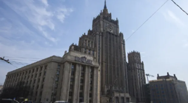 Мировые новости - Москвичи несут цветы к французской дипмиссии и зажигают свечи в память о погибших