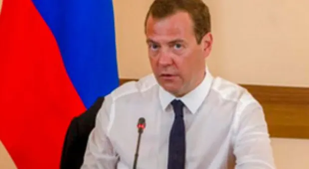 Медведев рекомендовал Меняйло садиться за руль и проверять дороги