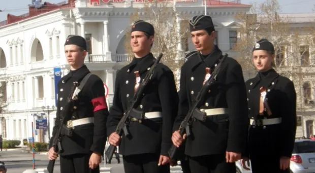 В Севастополе стартовала акция «Повяжи георгиевскую ленточку» (ФОТО)