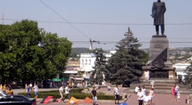 Севастопольцы вытерли ноги о флаги Тягнибока и УПА (ФОТО,Видео)