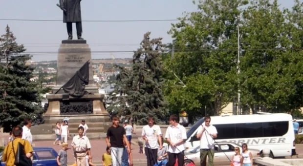 Севастопольцы вытерли ноги о флаги Тягнибока и УПА (ФОТО,Видео)