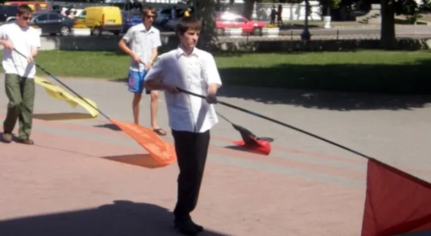 Севастопольцы вытерли ноги о флаги Тягнибока и УПА (ФОТО,Видео)