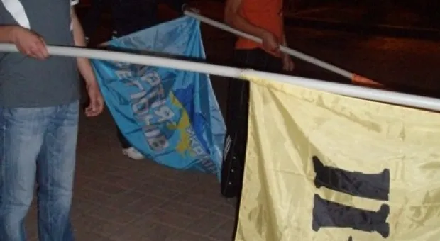 Симферопольцы поддержали почин Севастопольцев и тоже уничтожили нацистские флаги