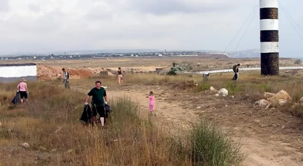 Севастопольцы приводят в порядок памятники