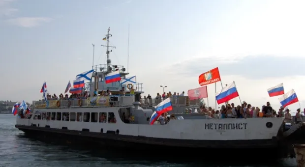 В центре Севастополя нарисовали огромный флаг Российской Федерации