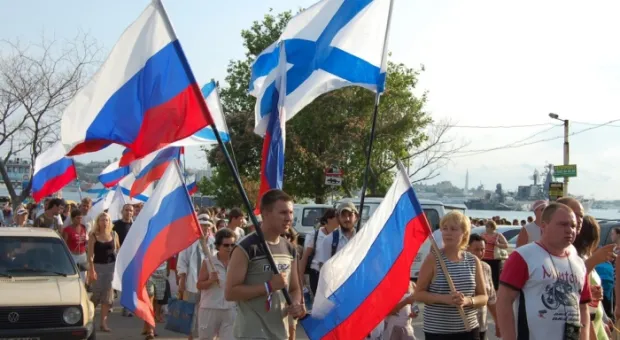 В центре Севастополя нарисовали огромный флаг Российской Федерации