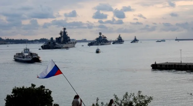 В центре Севастополя нарисовали огромный флаг Российской Федерации