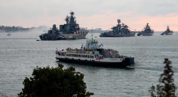В центре Севастополя нарисовали огромный флаг Российской Федерации