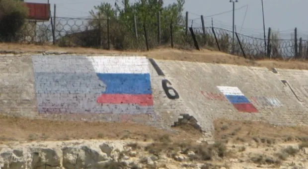 С российским флагом в Севастополе борются ... российские военные