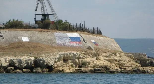 С российским флагом в Севастополе борются ... российские военные