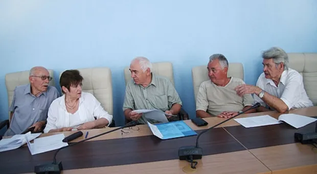 «Советом старейшин при администрации»?