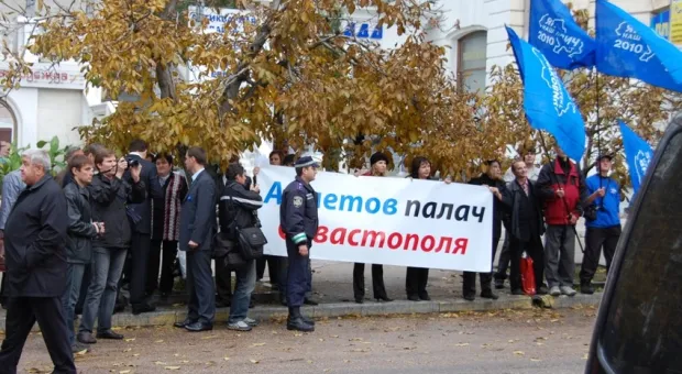 Севастополь встретил Януковича цветами и криками «Позор»