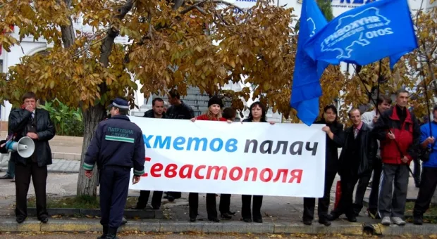 Севастополь встретил Януковича цветами и криками «Позор»