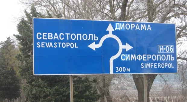 Севастополь начал активную борьбу с украиноязычными дорожными указателями