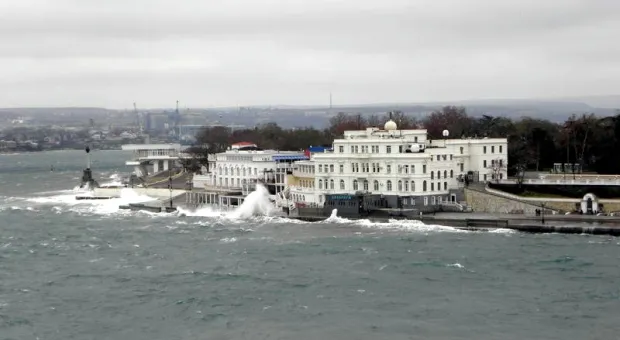 Главную новогоднюю елку Севастополя сдуло ветром