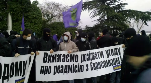 Севастопольцы остановили марш тягныбоковцев на святом для города-героя месте
