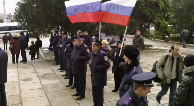 Встречаем Тягнибока: милиция – на позициях, севастопольцы начали митинг