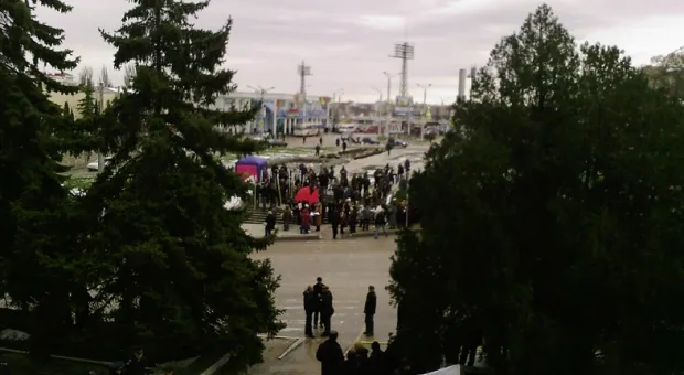 Встречаем Тягнибока: милиция – на позициях, севастопольцы начали митинг