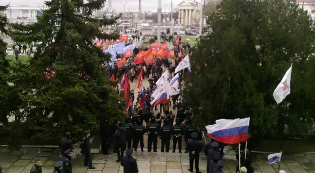 Встречаем Тягнибока: милиция – на позициях, севастопольцы начали митинг